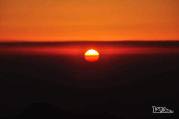 O sol nasce nas encostas do vulcão Lanín, na região de Junín de Los Andes, no sul da Argentina